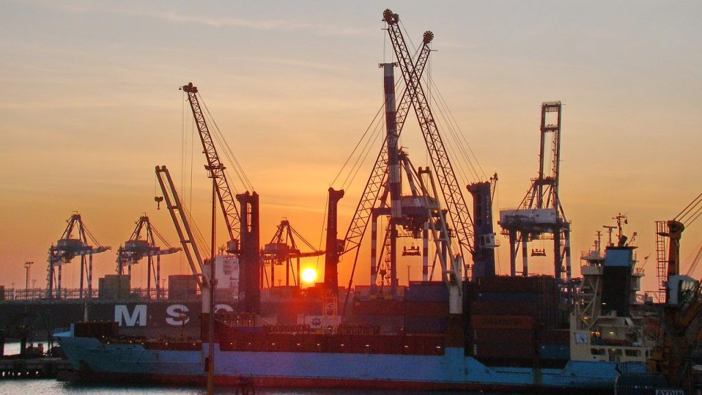 Containers dry clássicos transportados em navio.